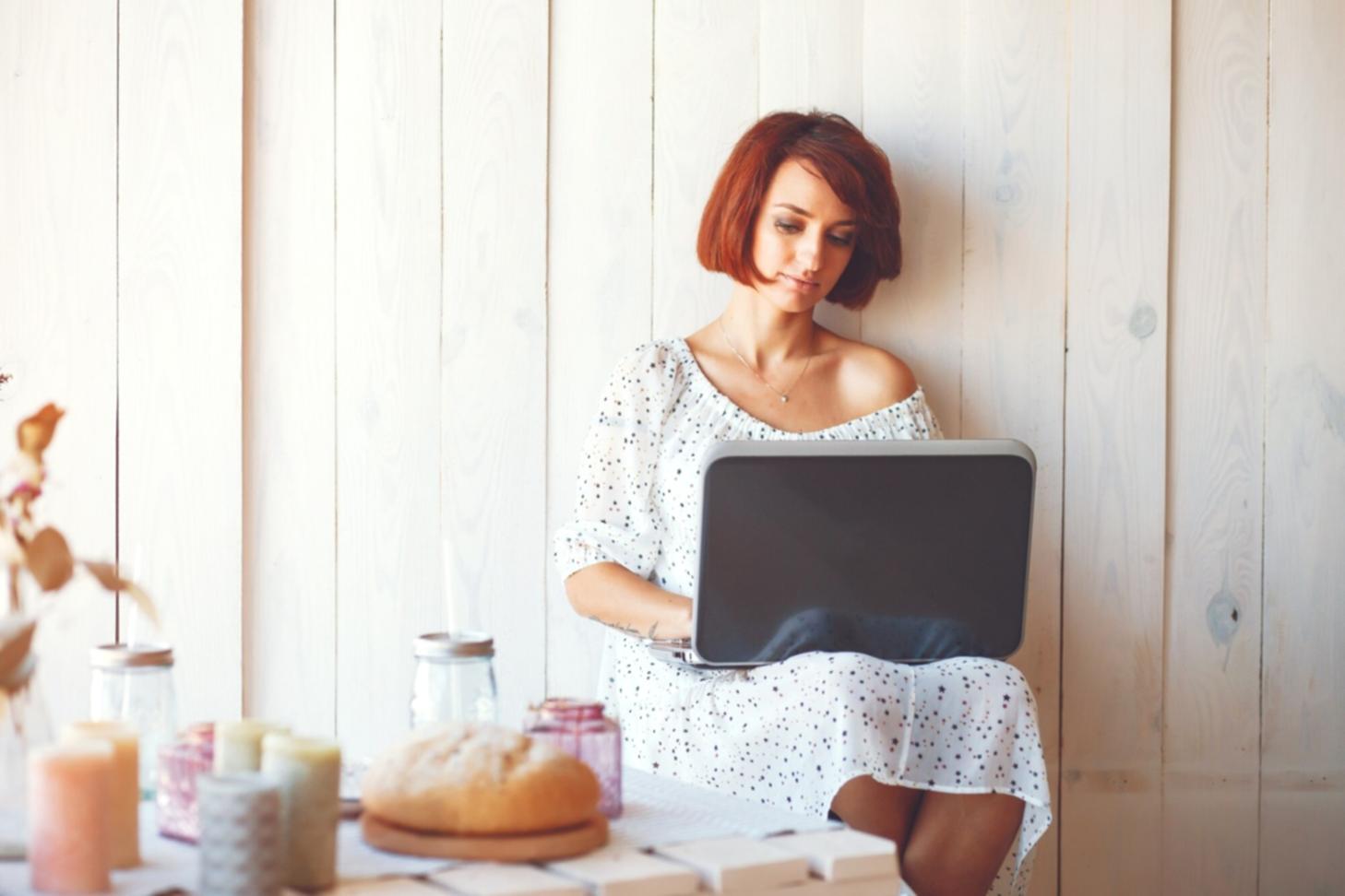 Studierende arbeiten gemeinsam an Finanzanalysen